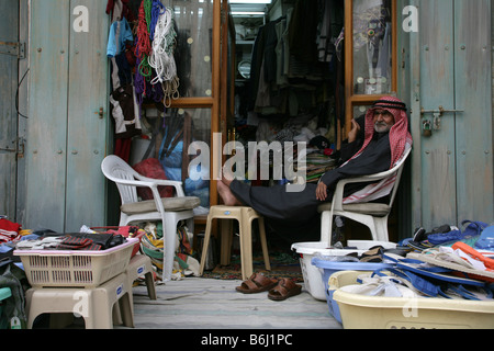 Détente au commerçant shop entrée, Souq Waqif marché, Doha, Qatar Banque D'Images