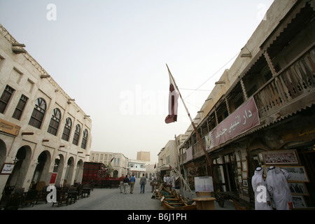 Scène de rue avec des bâtiments traditionnels au marché, Souq Waqif Doha, au Qatar, au Moyen-Orient Banque D'Images