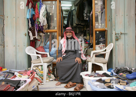 Titulaire de décrochage au Souq Waqif marché, portrait, Doha, Qatar, Moyen-Orient Banque D'Images