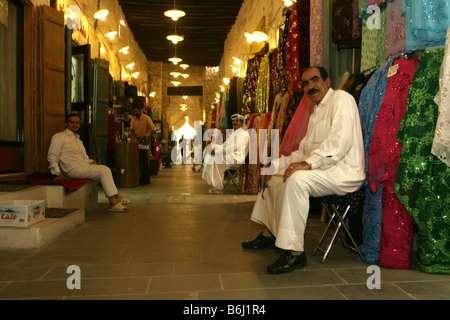 Vendeurs au marché Souq Waqif à Doha, Qatar. Banque D'Images