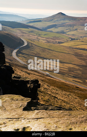 Vue depuis Shining Tor à la de l'autre côté de la route A537 avec le pic de Shutlingsloe dans Cheshire dans la distance Banque D'Images