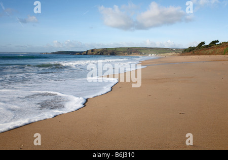 L'eau blanche sur la plage de Praa sands Cornwall, UK Banque D'Images