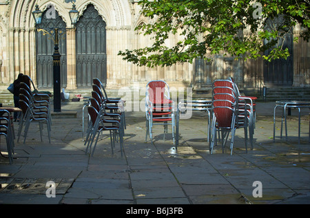 Chaises empilées à l'extérieur de la cathédrale de York, York, England, UK Banque D'Images