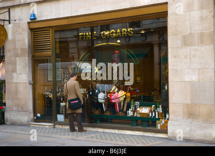 Homme regardant à la fenêtre du bureau de tabac Davidoffs sur Jermyn Street à Londres Angleterre Royaume-uni Banque D'Images