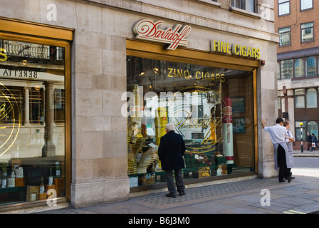 Homme regardant à la fenêtre du bureau de tabac Davidoffs sur Jermyn Street à Londres Angleterre Royaume-uni Banque D'Images