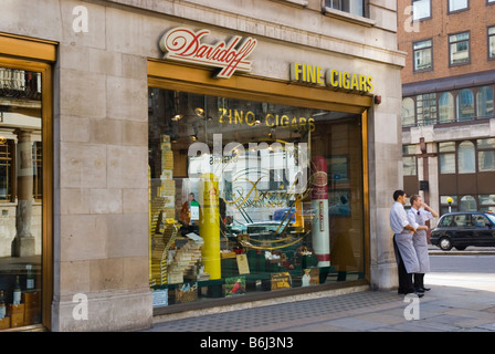 Vendeuses de prendre une pause en dehors du tabac Davidoff shop sur Jermyn Street à Londres Angleterre Royaume-uni Banque D'Images