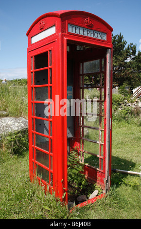 La boîte de téléphone rouge désaffectées kiosque avec une porte manquante. Banque D'Images