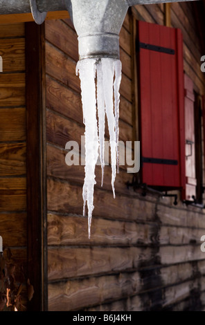 Les glaçons sur la gouttière Banque D'Images