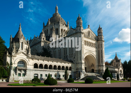 La BASILIQUE SAINTE THÉRÈSE DE LISIEUX CALVADOS NORMANDIE FRANCE Banque D'Images