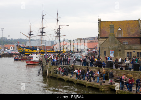 Les foules sur Whitby Quayside HMS Endeavour Yorkshire Angleterre Whitby Banque D'Images