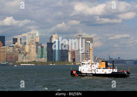 US Coast Guard Cutter Penobscot Bay dans le port de New York New York USA Banque D'Images