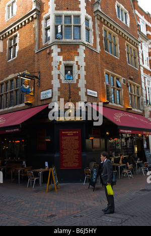 Coin de Fouberts Place et Great Marlborough Street à Soho London England UK Banque D'Images