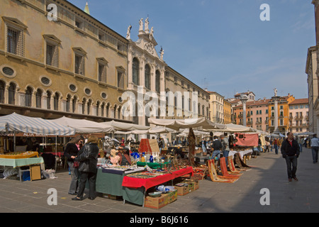 Vicenza Piazza dei Signori Antiques Market Vénétie Italie Avril 2008 Banque D'Images