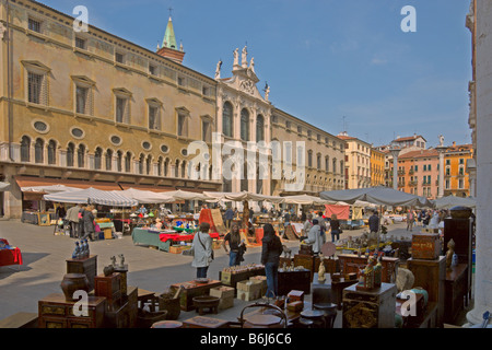 Vicenza Piazza dei Signori Antiques Market Vénétie Italie Avril 2008 Banque D'Images