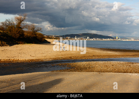 Vue depuis l'est le long Blackpill à la plage de Swansea, le centre-ville avec en arrière-plan, West Glamorgan, Pays de Galles, Royaume-Uni Banque D'Images