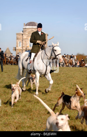 La CHASSE AU BEAUFORT DIRIGÉ PAR MASTER COMMUN LE CAPITAINE IAN FARQUHAR QUITTENT UNE RÉUNION À WORCESTER LODGE, PRÈS DE LEUR CAGE de badminton Banque D'Images