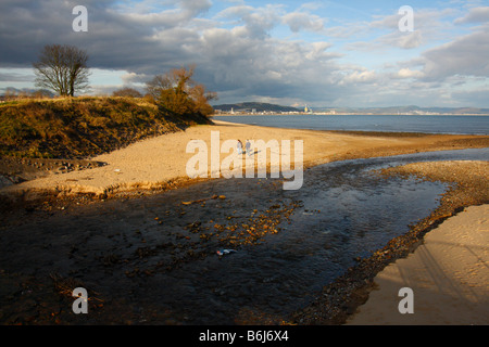 Vue depuis l'est le long Blackpill à la plage de Swansea, le centre-ville avec en arrière-plan, West Glamorgan, Pays de Galles, Royaume-Uni Banque D'Images