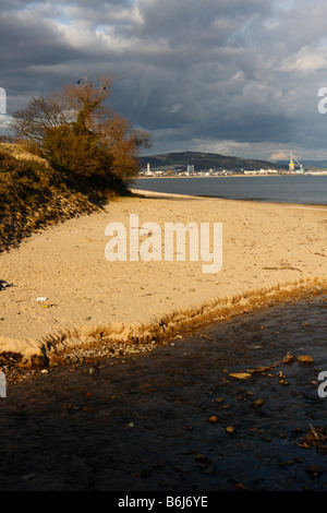 Vue depuis l'est le long Blackpill à la plage de Swansea, le centre-ville avec en arrière-plan, West Glamorgan, Pays de Galles, Royaume-Uni Banque D'Images