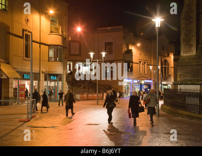 Les acheteurs de fin de nuit au Pays de Galles Cardiff UK Banque D'Images