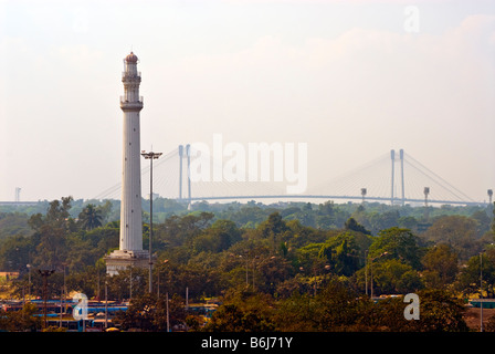 L'Maidain, Kolkata, avec Shahid Minar en premier plan et le pont Vidyasagar Setu dans la distance Banque D'Images