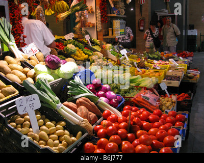 Marché des fruits et légumes, coloré, légumes frais, magasin, marché intérieur européen,affichage de la cabine, belle, poireaux, tomates, pommes de terre,exotique. Banque D'Images