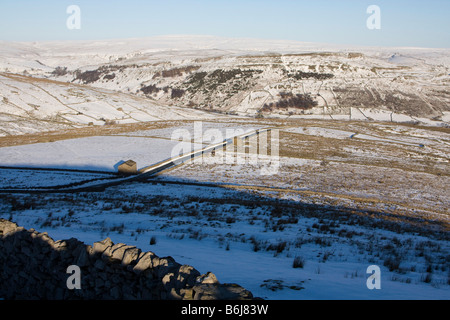 Swaledale en route vers buttertubs pass hiver neige Yorkshire Dales national park england uk go Banque D'Images