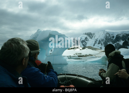 L'approche d'un Zodiac à iceberg Île Cuverville, la péninsule Antarctique Banque D'Images