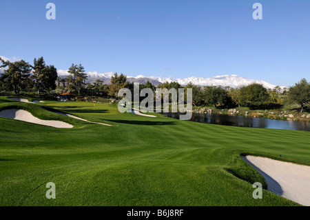 Montagnes couvertes de neige Indian Wells Golf Resort près de Palm Springs en Californie Banque D'Images