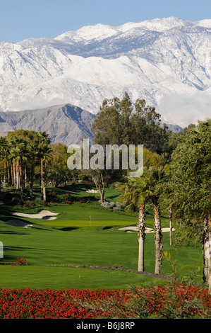 Montagnes couvertes de neige Indian Wells Golf Resort près de Palm Springs en Californie Banque D'Images