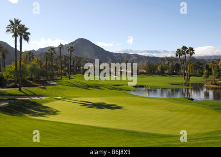 Montagnes couvertes de neige Indian Wells Golf Resort près de Palm Springs en Californie Banque D'Images