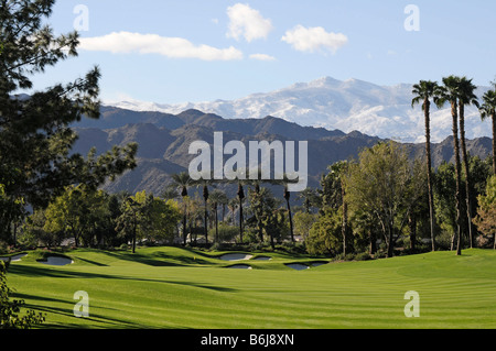 Montagnes couvertes de neige Indian Wells Golf Resort près de Palm Springs en Californie Banque D'Images