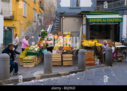 Stand de fruits à côté de la station de métro Montesante dans la vieille ville de Naples Italie Europe Banque D'Images