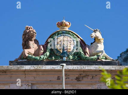 Armoiries royales du Royaume-Uni au-dessus de l'édifice, à Gibraltar Honi soit qui mal y pense Banque D'Images