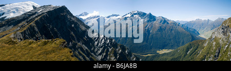 Panorama de Plunket Dome, Mount Aspiring, et la Matukituki Valley à partir de la selle en cascade, île du Sud, Nouvelle-Zélande Banque D'Images