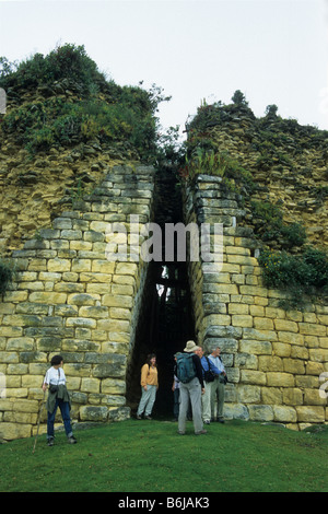 Les touristes à l'entrée principale de Kuelap, Chachapoyas, Pérou Banque D'Images