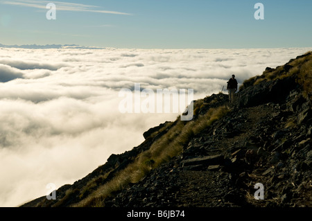 Les nuages bas couvrant le Lac Te Anau, du Mont Luxmore, Kepler Track, île du Sud, Nouvelle-Zélande Banque D'Images