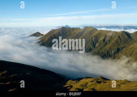 Les nuages bas couvrant le Lac Te Anau, du Mont Luxmore, Kepler Track, île du Sud, Nouvelle-Zélande Banque D'Images