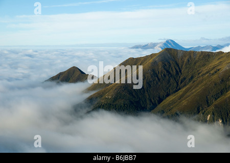 Les nuages bas couvrant le Lac Te Anau, du Mont Luxmore, Kepler Track, île du Sud, Nouvelle-Zélande Banque D'Images