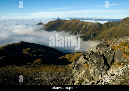 Les nuages bas couvrant le Lac Te Anau, du Mont Luxmore, Kepler Track, île du Sud, Nouvelle-Zélande Banque D'Images