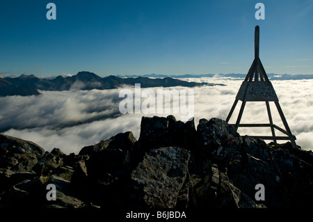 Les nuages bas couvrant le Lac Te Anau, à partir du sommet du mont Luxmore, Kepler Track, île du Sud, Nouvelle-Zélande Banque D'Images