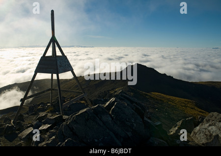 Les nuages bas couvrant le Lac Te Anau, à partir du sommet du mont Luxmore, Kepler Track, île du Sud, Nouvelle-Zélande Banque D'Images