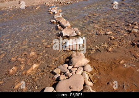 Sur le stepping stones River Ouarzazate au Maroc, l'Afrique Banque D'Images