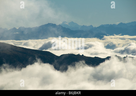 Les nuages bas couvrant le Lac Te Anau, du Mont Luxmore, Kepler Track, île du Sud, Nouvelle-Zélande Banque D'Images