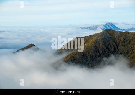 Les nuages bas couvrant le Lac Te Anau, du Mont Luxmore, Kepler Track, île du Sud, Nouvelle-Zélande Banque D'Images