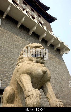 Image d'un lion gardien en face de Qianmen Banque D'Images