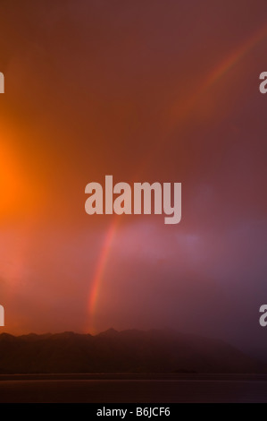 Lever du soleil et un arc-en-ciel sur le lac Manapouri, Kepler Track. Près de Te Anau, île du Sud, Nouvelle-Zélande Banque D'Images