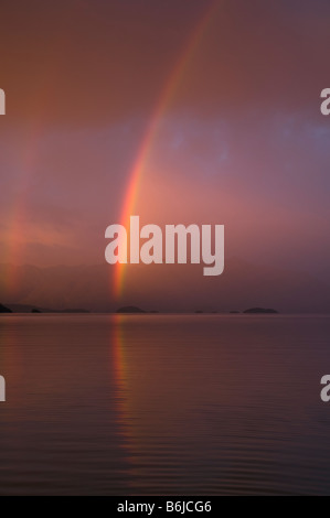 Lever du soleil et un arc-en-ciel sur le lac Manapouri, Kepler Track. Près de Te Anau, île du Sud, Nouvelle-Zélande Banque D'Images