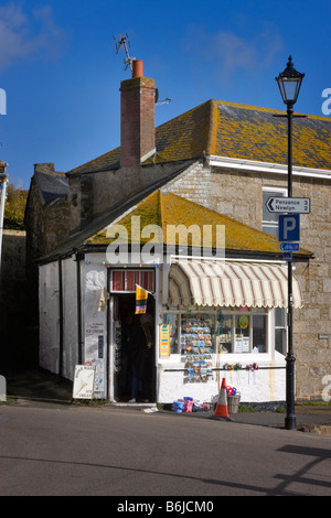 Magasin de crème glacée et de souvenirs dans le village de Mousehole Cornwall Banque D'Images
