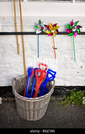 Des jouets de plage à vendre dans un village des Cornouailles Banque D'Images