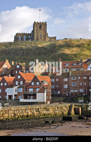 Eglise St Mary sur la colline et les maisons, Whitby, North Yorkshire Banque D'Images